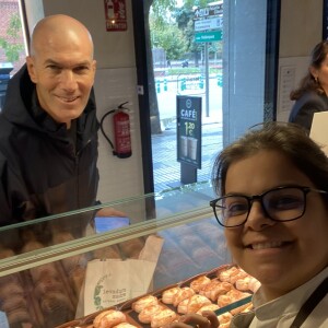 Zinedine Zidane en visite dans une boulangerie de Madrid.