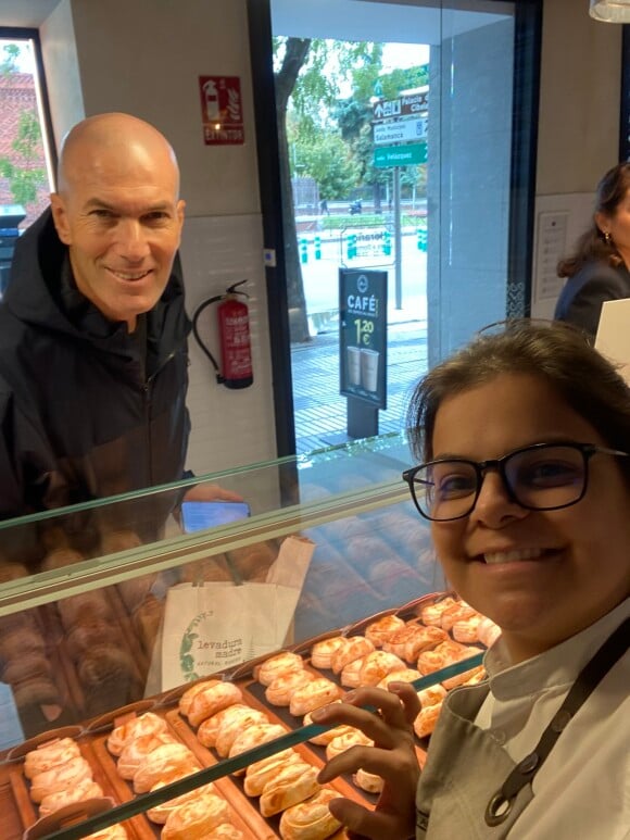 Zinedine Zidane en visite dans une boulangerie de Madrid.