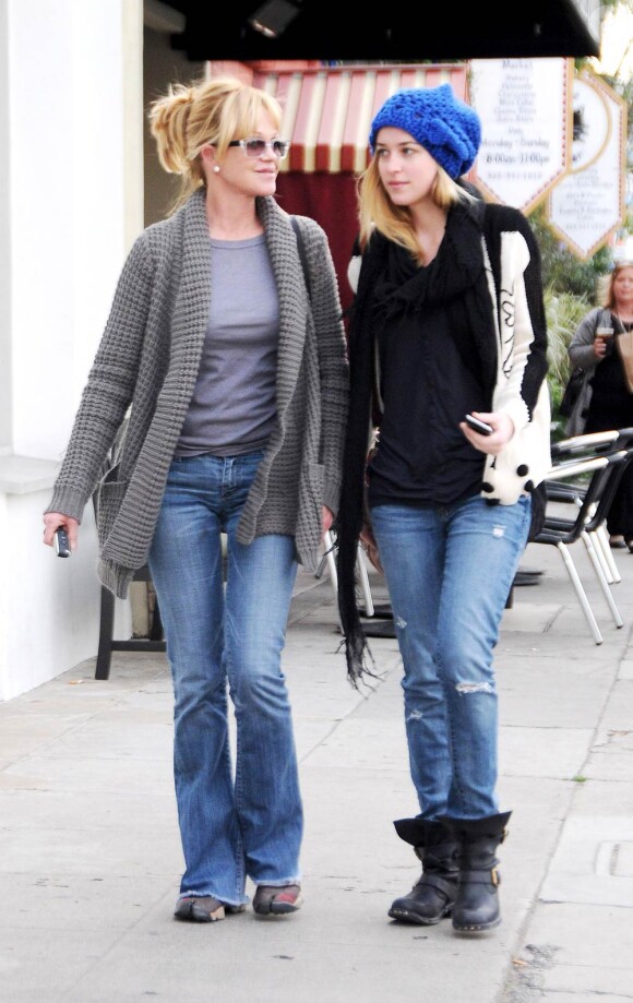 Melanie Griffith fait du shopping avec sa fille Dakota Johnson chez Satine à Los Angeles le 11 février 2010