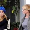 Melanie Griffith fait du shopping avec sa fille Dakota Johnson chez Satine à Los Angeles le 11 février 2010