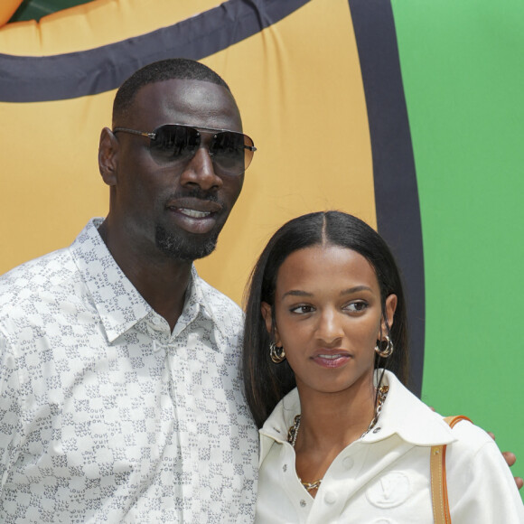 Omar Sy et sa fille Selly Sy - Photocall du défilé de mode Hommes "Louis Vuitton" Prêt-à-porter Printemps-Été 2023 au Musée du Louvre à Paris. Le 23 juin 2022 © Olivier Borde / Bestimage 