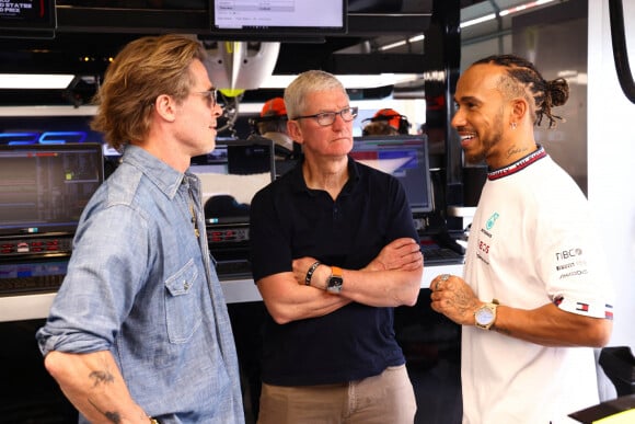 Brad Pitt avec Tim Cook et Lewis Hamilton lors du Grand Prix de Formule 1 (F1) des États-Unis à Austin, le 23 octobre 2022. 