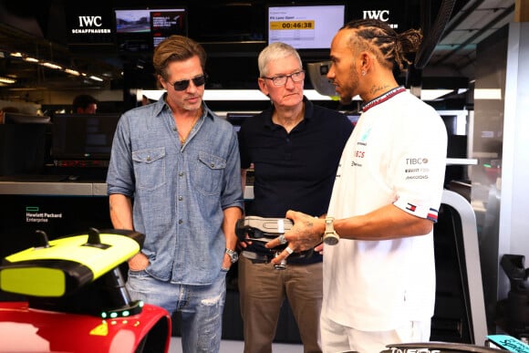 Brad Pitt avec Tim Cook et Lewis Hamilton lors du Grand Prix de Formule 1 (F1) des États-Unis à Austin, le 23 octobre 2022.