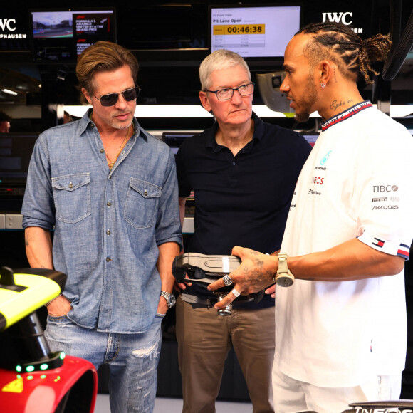Brad Pitt avec Tim Cook et Lewis Hamilton lors du Grand Prix de Formule 1 (F1) des États-Unis à Austin, le 23 octobre 2022.