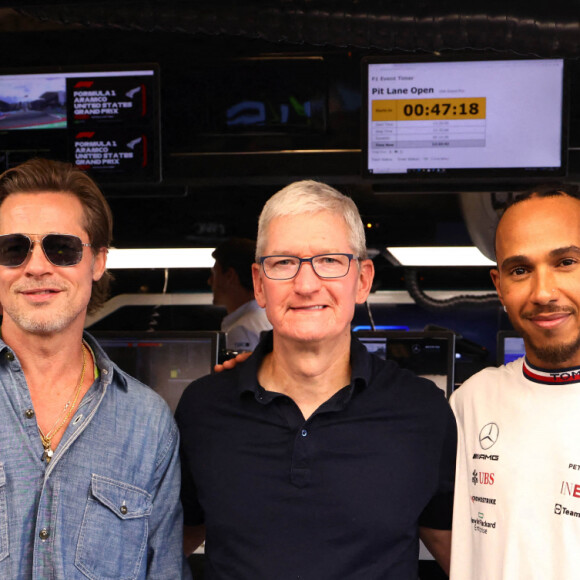 Brad Pitt avec Tim Cook et Lewis Hamilton lors du Grand Prix de Formule 1 (F1) des États-Unis à Austin, le 23 octobre 2022.