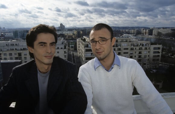 Archives - En France, à Paris, Philippe Vecchi et Alexandre Devoise sur le toit de l'immeuble de CANAL+ le 31 janvier 2000.