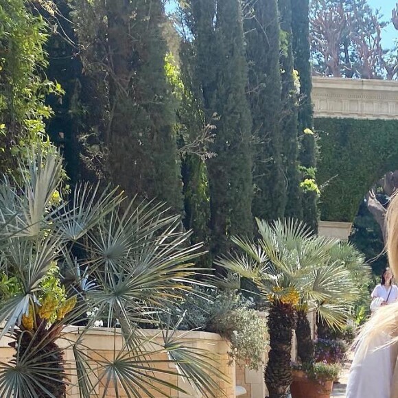 Carla Moreau pose sur Instagram