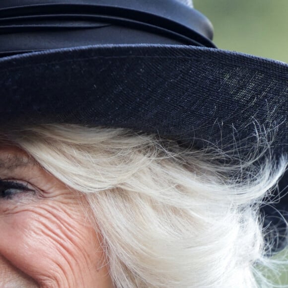 Le roi Charles III d'Angleterre et Camilla Parker Bowles, reine consort d'Angleterre, lors d'une réceptions organisée pour les associations caritatives au château de Cardiff. Le 16 septembre 2022. A la sortie, le couple royal est allé à la rencontre du public massé devant l'édifice. 