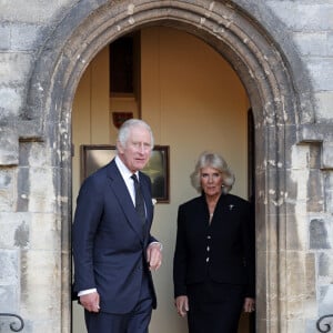 Le roi Charles III d'Angleterre et Camilla Parker Bowles, reine consort d'Angleterre, lors d'une réceptions organisée pour les associations caritatives au château de Cardiff. Le 16 septembre 2022. A la sortie, le couple royal est allé à la rencontre du public massé devant l'édifice. 