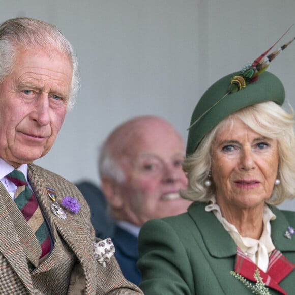 Le prince Charles, prince de Galles, Camilla Parker Bowles, duchesse de Cornouailles et la princesse Anne lors du Braemar Royal Highland Gathering au Princess Royal and Duke of Fife Memorial Park à Braemar, Royaume Uni, le 3 septembre 2022. 