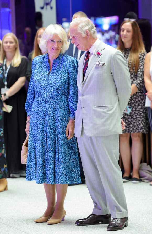 Le prince Charles, prince de Galles, et Camilla Parker Bowles, duchesse de Cornouailles, visitent le nouveau siège social de BBC Wales à Cardiff, Royaume Uni, le 5 juillet 2022. 