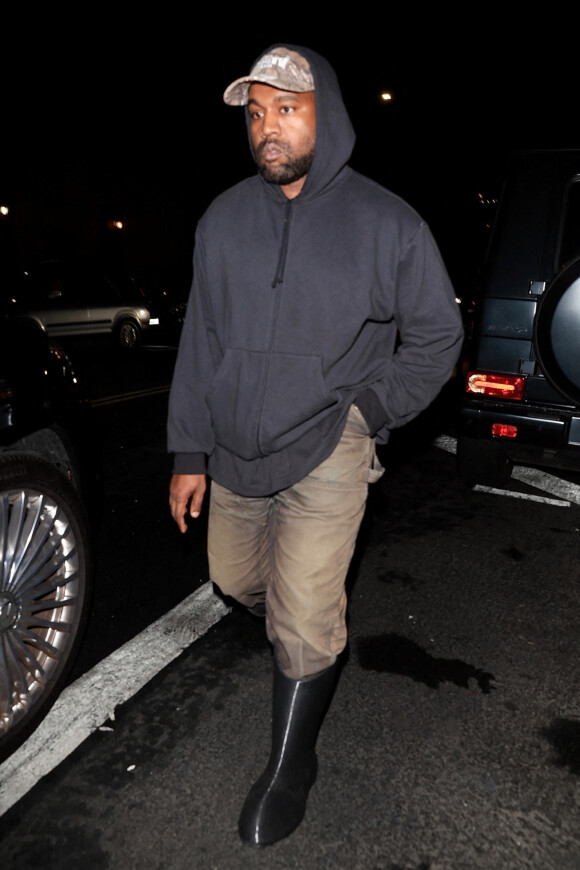 Kanye West se promène dans les rues de Hollywood le 23 octobre 2022. 