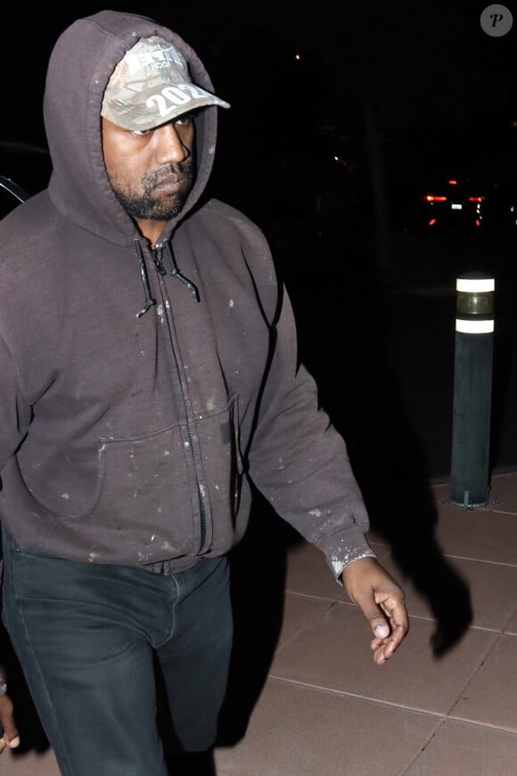 Kanye West arrive pour assister à un match de basketball de sa fille North à Los Angeles, le 21 octobre 2022. 