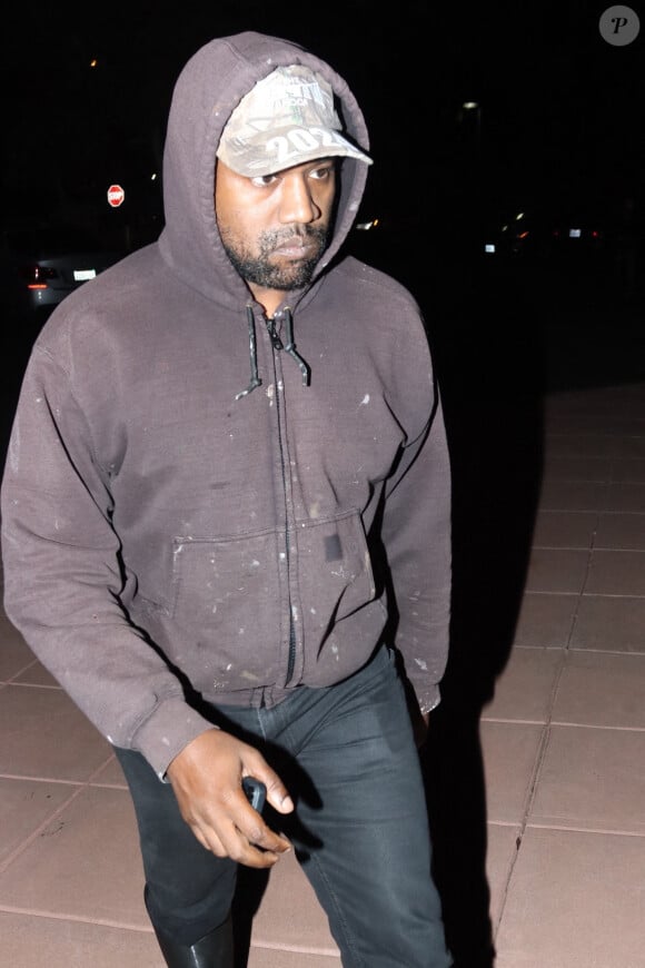 Kanye West arrive pour assister à un match de basketball de sa fille North à Los Angeles, le 21 octobre 2022. 