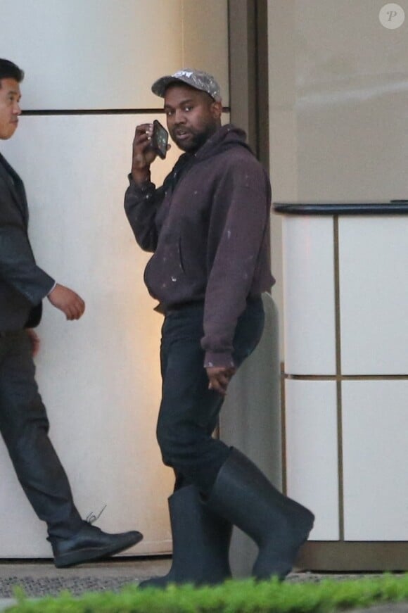 Kanye West (ye) à la sortie d'un meeting à Los Angeles, le 20 octobre 2022. 