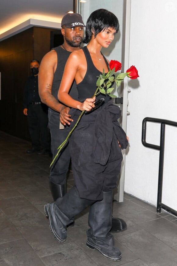 Kanye West (Ye) et sa compagne, le mannequin brésilien Juliana Nalu ont dîné au restaurant E Baldi à Beverly Hills le 19 octobre 2022. 