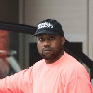 Kanye West, avec des bottes de sept lieues, arrive à un rendez-vous à Calabasas, le 16 octobre 2022. 