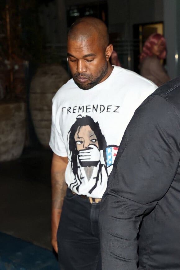 Kanye West (Ye) à la sortie d'un rendez-vous avec le directeur créatif de Supreme, Tremaine Emory, avec sa nouvelle flamme Juliana Nalu au restaurant Beauty & Essex à Hollywood, Los Angeles, Californie, Etats-Unis, le 15 octobre 2022. 