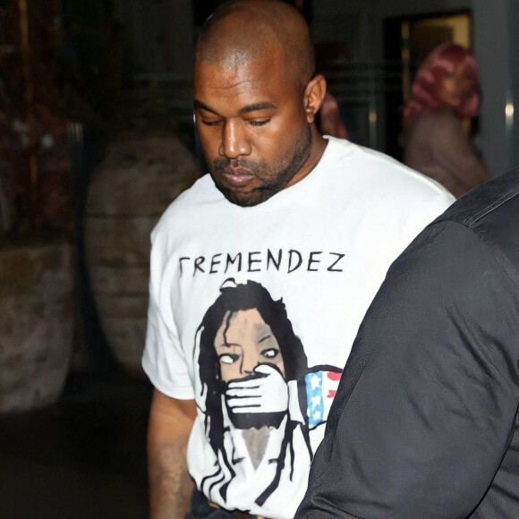 Kanye West (Ye) à la sortie d'un rendez-vous avec le directeur créatif de Supreme, Tremaine Emory, avec sa nouvelle flamme Juliana Nalu au restaurant Beauty & Essex à Hollywood, Los Angeles, Californie, Etats-Unis, le 15 octobre 2022. 