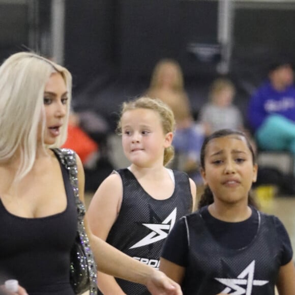 Kim Kardashian et Kanye West assistent, séparément, au match de basketball de leur fille North à Los Angeles, le 21 octobre 2022. 