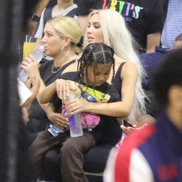 Kim Kardashian et Kanye West assistent, séparément, au match de basketball de leur fille North à Los Angeles, le 21 octobre 2022. 
