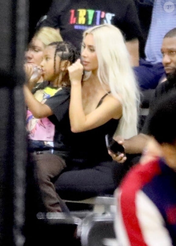 Kim Kardashian et Kanye West assistent, séparément, au match de basketball de leur fille North à Los Angeles, le 21 octobre 2022. 