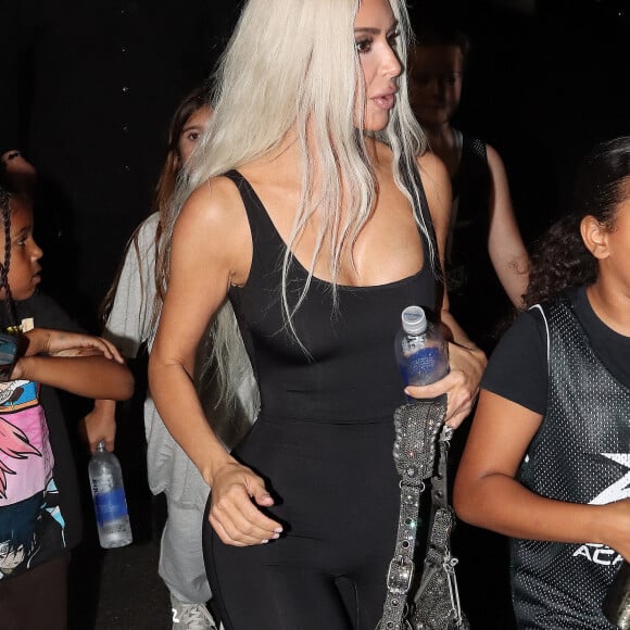 Kim Kardashian avec ses enfants à la sortie d'un match de basketball de sa fille North à Los Angeles, le 21 octobre 2022. 