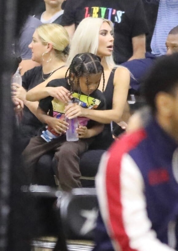 Kim Kardashian et Kanye West assistent, séparément, au match de basketball de leur fille North à Los Angeles, le 21 octobre 2022. 