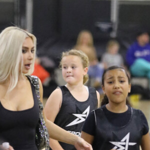 Kim Kardashian et Kanye West assistent, séparément, au match de basketball de leur fille North à Los Angeles, le 21 octobre 2022. 