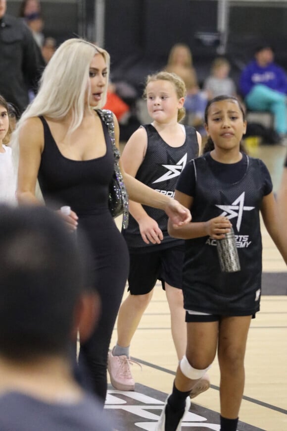 Kim Kardashian et Kanye West assistent, séparément, au match de basketball de leur fille North à Los Angeles, le 21 octobre 2022. 