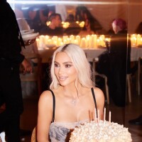 Kim Kardashian en sous-vêtements apparents avec ses soeurs, son anniversaire très sexy !