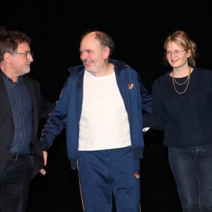 Exclusif - L'auteur de la pièce Jean-Michel Djian, Jean-Pierre Darroussin et la metteuse en scène Anna Novion saluent le public - Générale de la Pièce "Rimbaud en Feu" au théatre Antoine à Paris le 13 janvier 2022. © Bertrand Rindoff Petroff / Bestimage