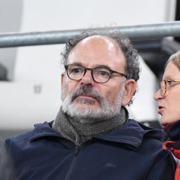 Jean-Pierre Darroussin et sa compagne Anna Novion dans les tribunes du stade Vélodrome lors du match de football de ligue 1 opposant le Paris Saint-Germain (PSG) à 'Olympique de Marseille (OM) à Marseille, France, le 28 octobre 2018. Le PSG a gagné 2-0. © Lionel Urman/Bestimage