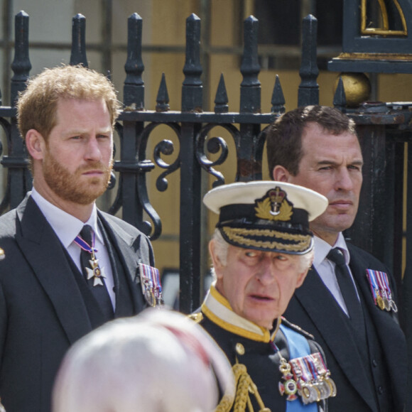 Le prince de Galles William, Sir Timothy Laurence, le prince Harry, duc de Sussex, le roi Charles III d'Angleterre, Peter Phillips - Sorties du service funéraire à l'Abbaye de Westminster pour les funérailles d'Etat de la reine Elizabeth II d'Angleterre le 19 septembre 2022. © Heiko Junge-NTB Scanpix / Zuma Press / Bestimage 