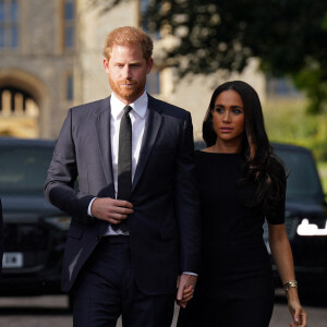 Le prince Harry, duc de Sussex et Meghan Markle, duchesse de Sussex à la rencontre de la foule devant le château de Windsor, suite au décès de la reine Elisabeth II d'Angleterre. Le 10 septembre 2022 