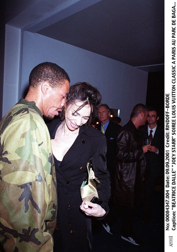 Béatrice Dalle et JoeyStarr lors de la soirée Louis Vuitton à Paris en 2001