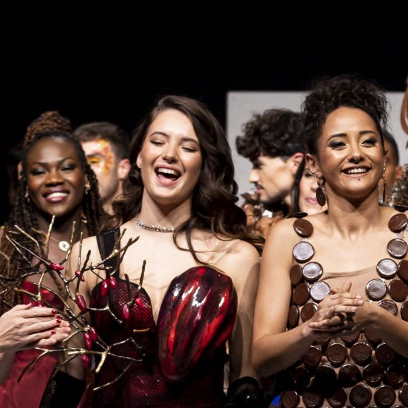 Maïa Mazaurette, Clarisse Agbegnenou, Marghe, Clémence Castel, Anaïs Grangerac, Catherine Davydzenka lors du défilé d'ouverture du salon du chocolat 2022 à Paris porte de Versailles le 27 octobre 2022. © Pierre Perusseau / Veeren / Bestimage 