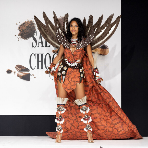 Hugues Pouget, chef pâtissier fondateur de la Maison Hugo et Victor et champion de France du dessert et le créateur Ricardo Dávila pour Promperú France. Modèles portés par Clémence Botino lors du défilé d'ouverture du salon du chocolat 2022 à Paris porte de Versailles le 27 octobre 2022. © Pierre Perusseau / Veeren / Bestimage 