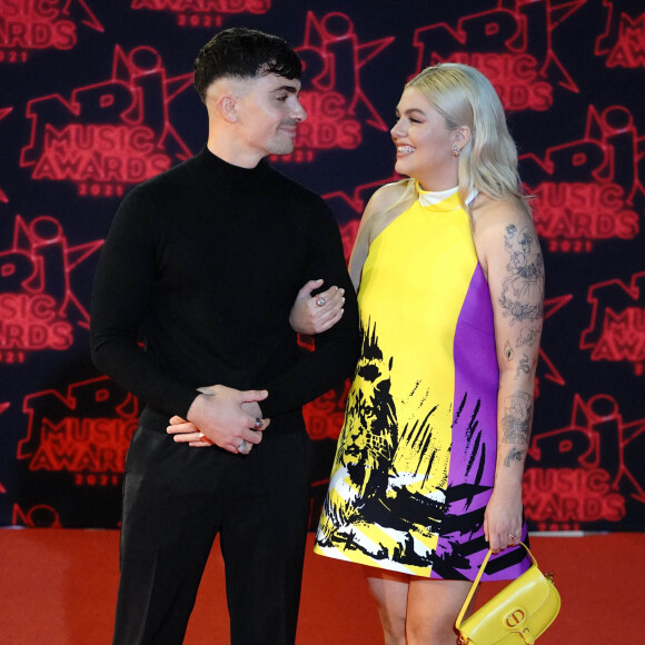 Florian Rossi et sa compagne Louane Emera lors de la 23ème édition des NRJ Music Awards 2021 au Palais des Festivals de Cannes, le 20 novembre 2021.