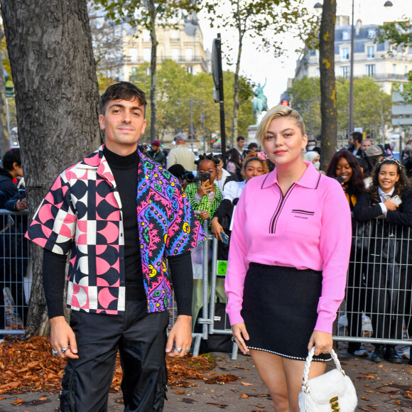 Louane Emera et son compagnon Florian Rossi arrivent au défilé de mode Miu Miu lors de la Fashion Week printemps/été 2022 à Paris, France, le 5 octobre 2021. © Veeren Ramsamy-Christophe Clovis/Bestimage.