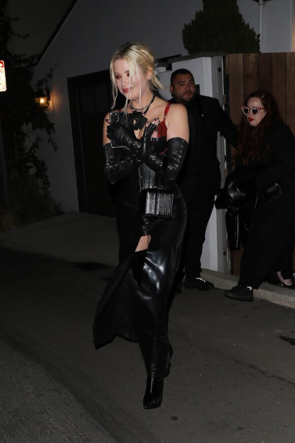 Ashley Benson quitte la soirée d'Halloween de Vas Morgan à Hollywood, États Unis le 29 Octobre. 