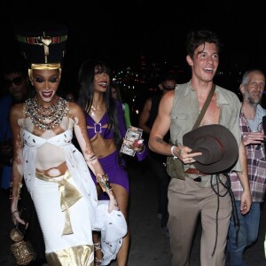 Winnie Harlow et Shawn Mendes, respectivement déguisés en Égyptienne et en Indiana Jones, arrivent à la soirée d'Halloween de Vas Morgan à Hollywood, États Unis le 29 Octobre. 