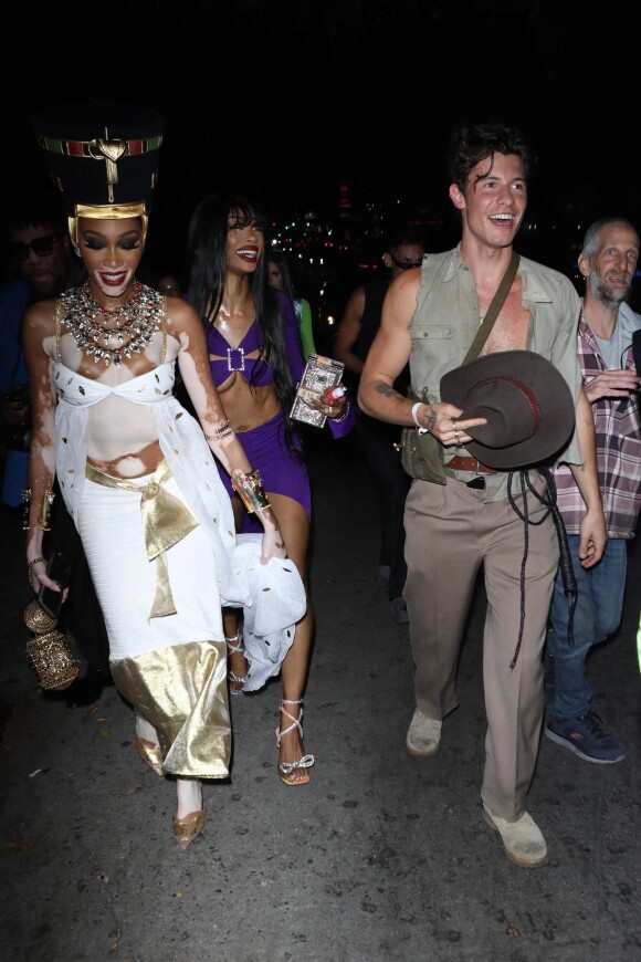 Winnie Harlow et Shawn Mendes, respectivement déguisés en Égyptienne et en Indiana Jones, arrivent à la soirée d'Halloween de Vas Morgan à Hollywood, États Unis le 29 Octobre. 