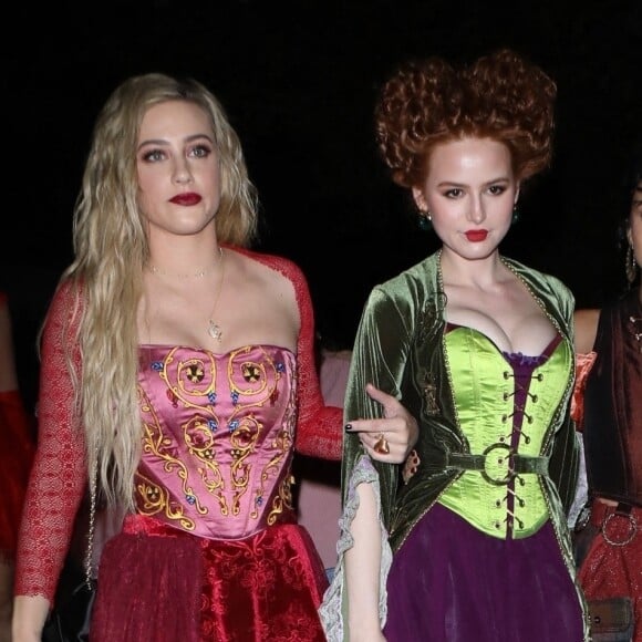 Camila Mendes, Lili Reinhart et Madelaine Petsch, toutes déguisées en sorcières de Hocus Pocus, arrivent à la soirée d'Halloween de Vas Morgan à Hollywood, États Unis le 29 Octobre. 