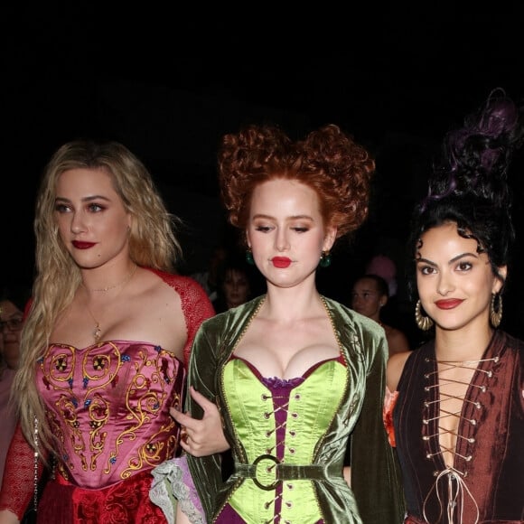 Camila Mendes, Lili Reinhart et Madelaine Petsch, toutes déguisées en sorcières de Hocus Pocus, arrivent à la soirée d'Halloween de Vas Morgan à Hollywood, États Unis le 29 Octobre. 