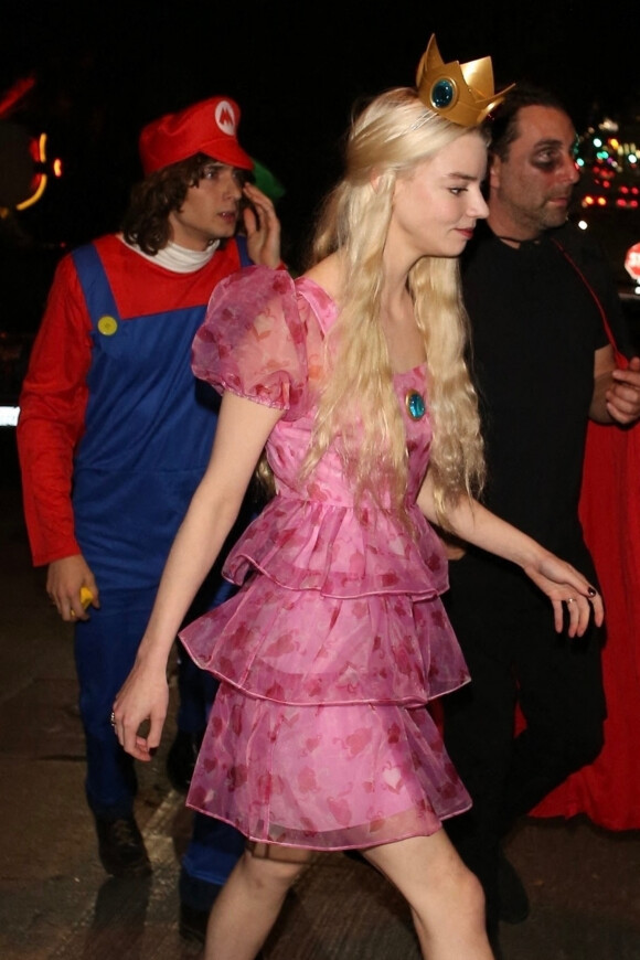 Exclusif - L'actrice Anya Taylor-Joy, déguisée en Princesse Peach du jeu vidéo Super Mario Bros, se rend avec des amis, aussi déguisés en Super Mario, à une soirée d'Halloween à Hollywood, États Unis le 29 Octobre. 