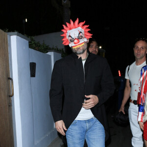Casey Affleck, qui cache son visage derrière un masque de clown effrayant, et sa petite amie Caylee Cowan se rendent à la soirée d'Halloween de Vas Morgan à Hollywood, États Unis le 29 Octobre.