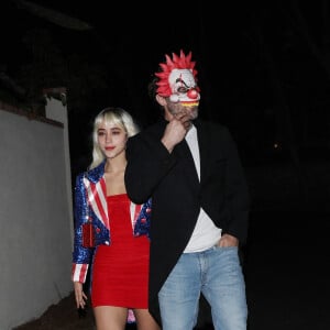 Casey Affleck, qui cache son visage derrière un masque de clown effrayant, et sa petite amie Caylee Cowan se rendent à la soirée d'Halloween de Vas Morgan à Hollywood, États Unis le 29 Octobre. 