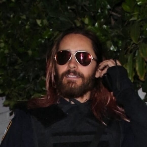 Jared Leto sort armé d'une batte de baseball de la soirée d'Halloween de Vas Morgan et Michael Braun à Hollywood, États Unis le 29 Octobre.