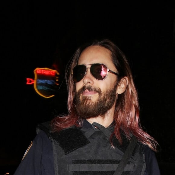 Jared Leto sort armé d'une batte de baseball de la soirée d'Halloween de Vas Morgan et Michael Braun à Hollywood, États Unis le 29 Octobre. 